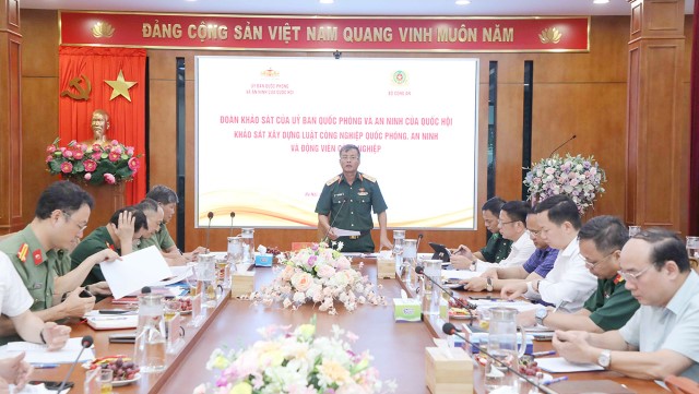 ĐOÀN KHẢO SÁT ỦY BAN QUỐC PHÒNG VÀ AN NINH LÀM VIỆC VỚI CÁC CÔNG TY THUỘC BỘ CÔNG AN